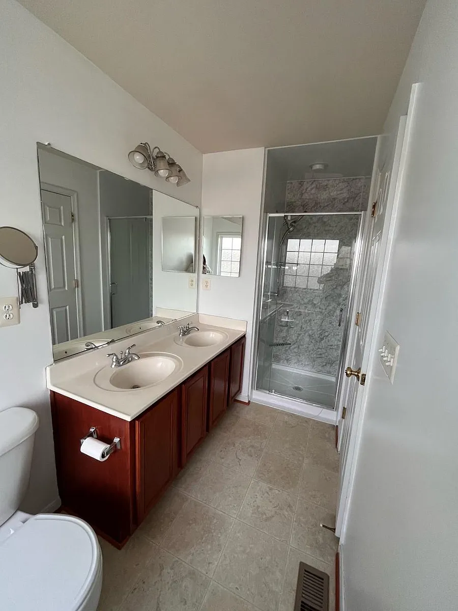 Master private bathroom - 109 Breakers Edge Ct