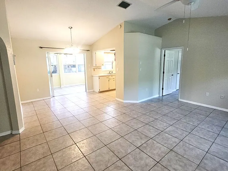 23123 Glen Ave — Photo 5