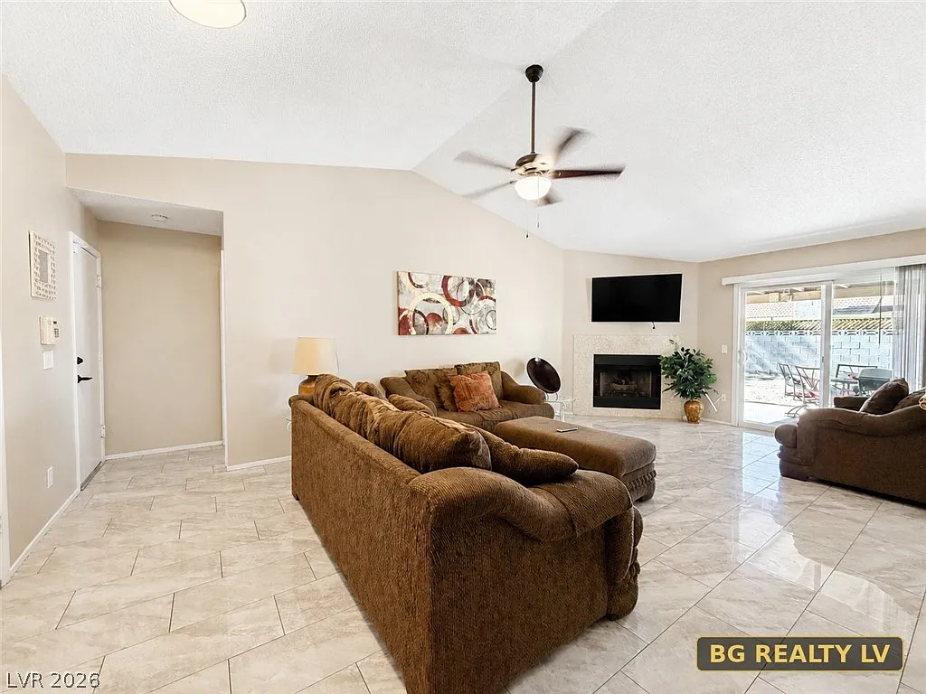 3 bed, 2.0 bath, 1236 sqft, $2,450 — Photo 3