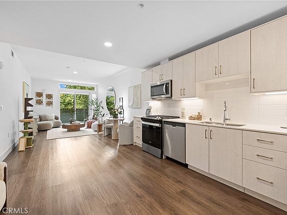3rd image of 218 N El Molino Ave #207