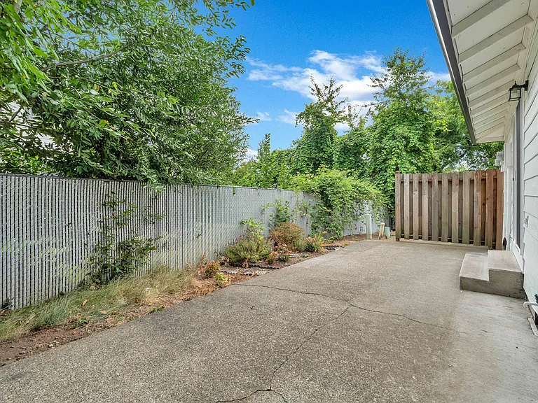 5210-5232 SE Rinearson Rd — Photo 18