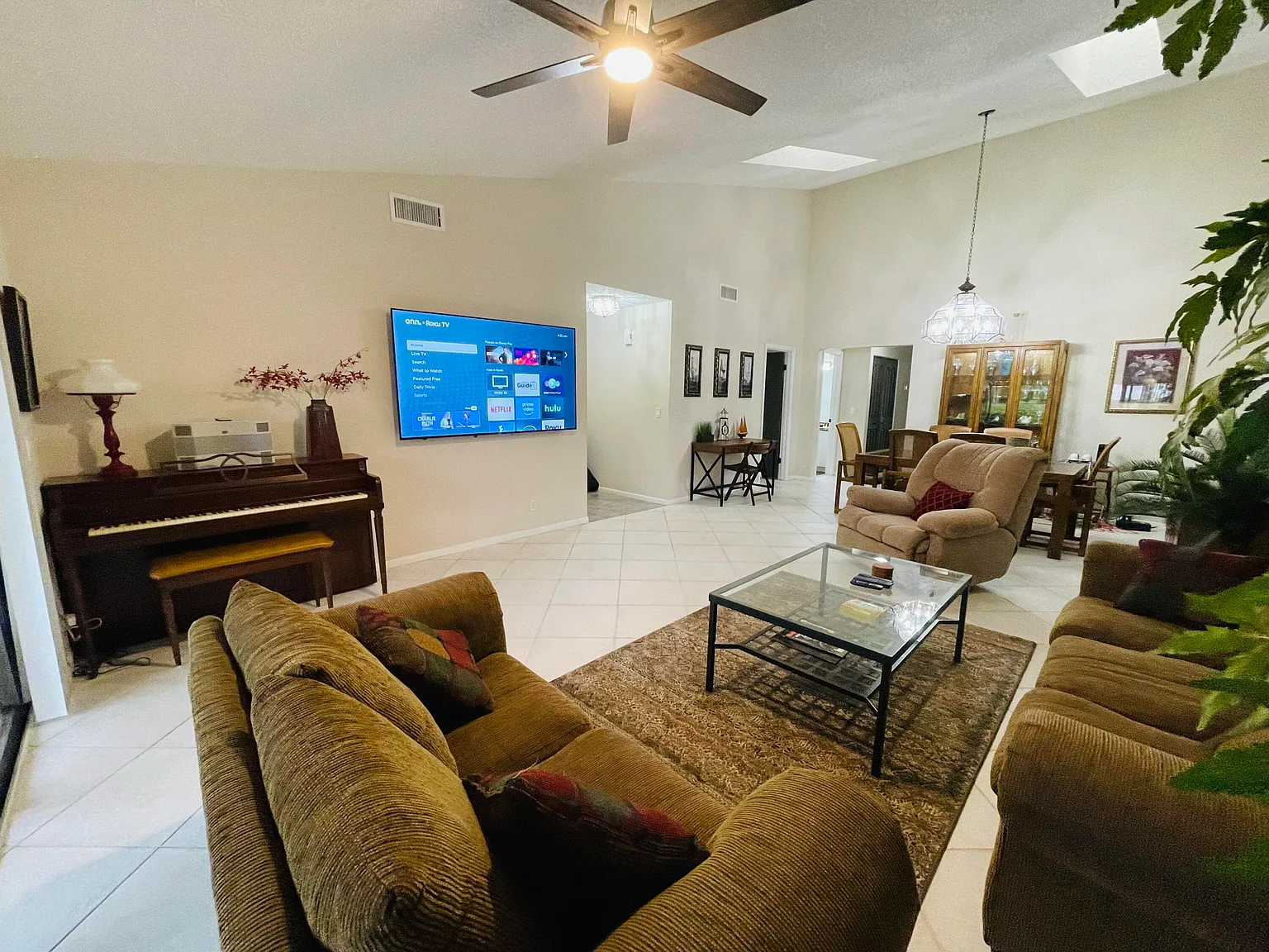 2 bed, 2.0 bath, 1369 sqft, $4,850 — Photo 4
