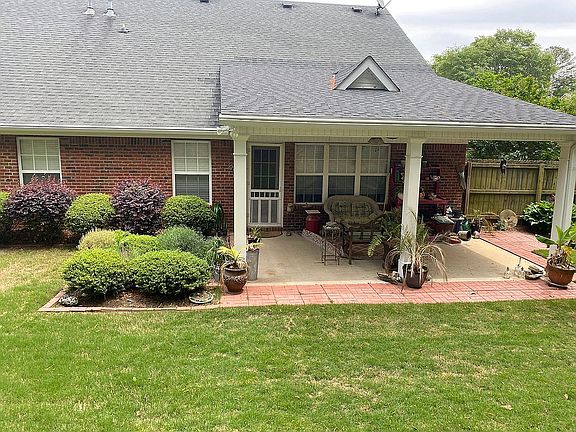4th image of 904 Edgewater Dr
