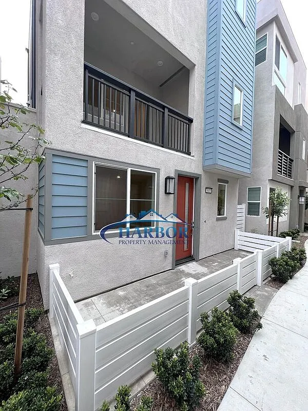 3 bed, 2.5 bath, $4,300 — Photo 1