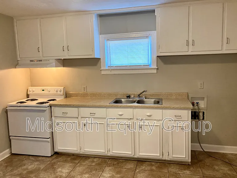 54 Monroe Ave — Photo 4