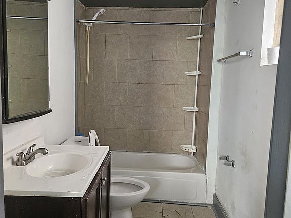 5th image of 843 Fairbanks Ave