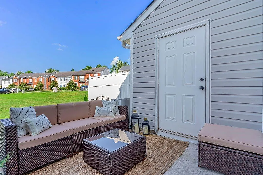2 bed, 1.5 bath, 1360 sqft, $1,650 — Photo 3