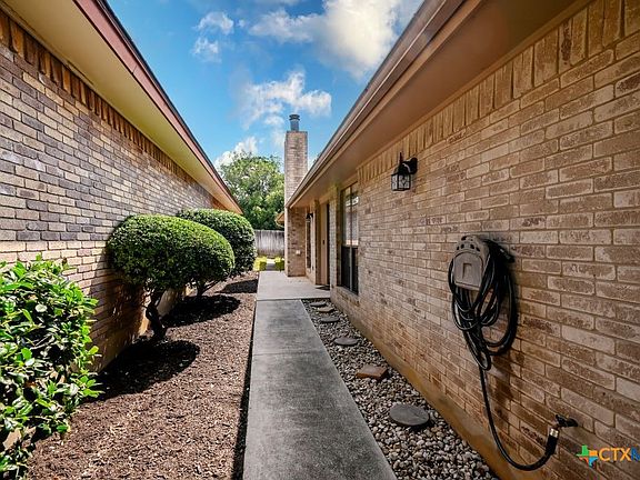 4th image of 1217 Bluff Creek Cir