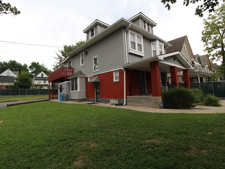 3215 Charlotte St — Photo 4