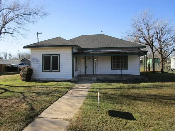 1206 S Main St, Quanah, TX 79252