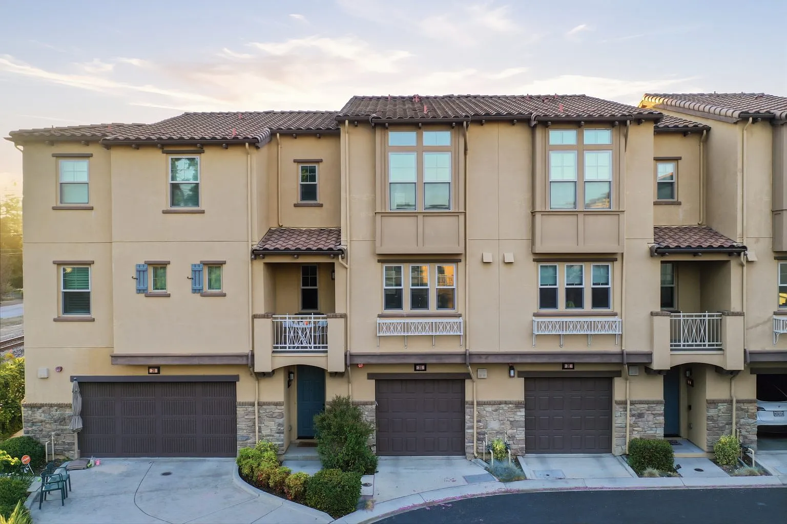 3 bed, 2.5 bath, 1799 sqft, $4,100 — Photo 1