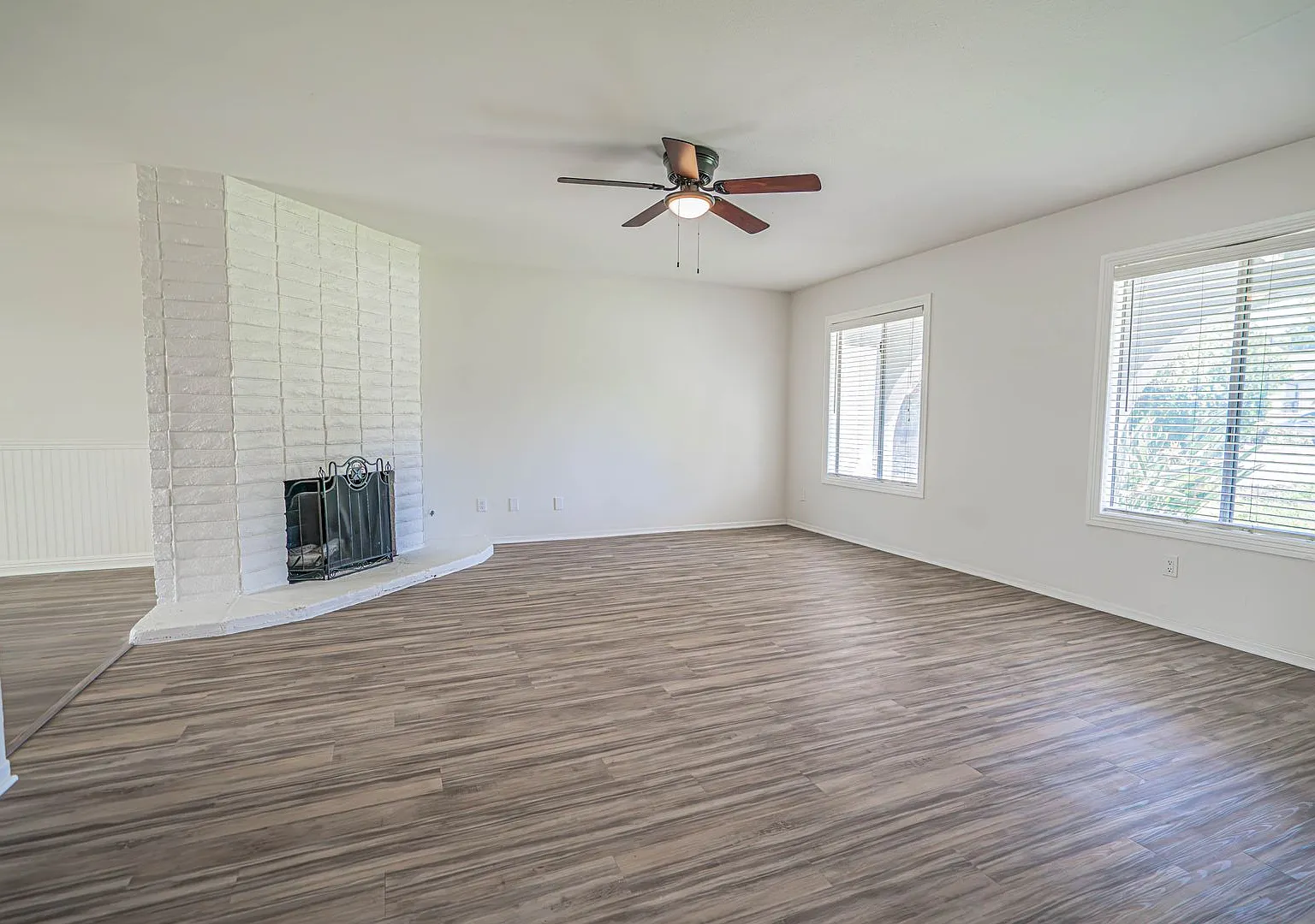 Newhall Single Story Home For Rent in Oakridge Tract. — Photo 3