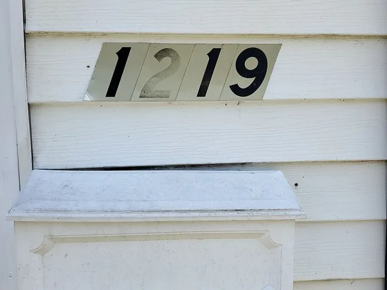 1219 & 1221 Joan Ave — Photo 2
