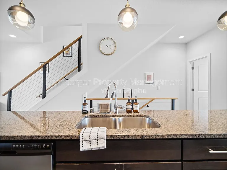 2325 W Bridge Ave — Photo 8