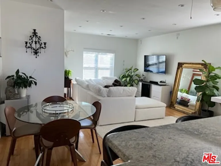 1033 1/2 N Martel Ave — Photo 2