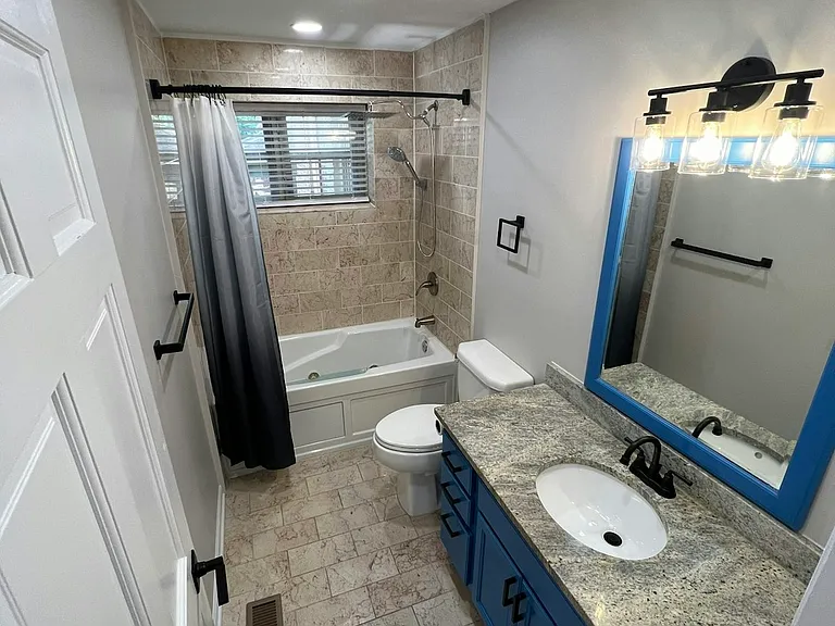 Upper level full bath and Jacuzzi