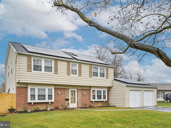 3rd image of 32 Exton Ln