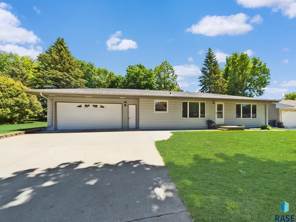 1210 Thresher Dr, Dell Rapids, SD 57022