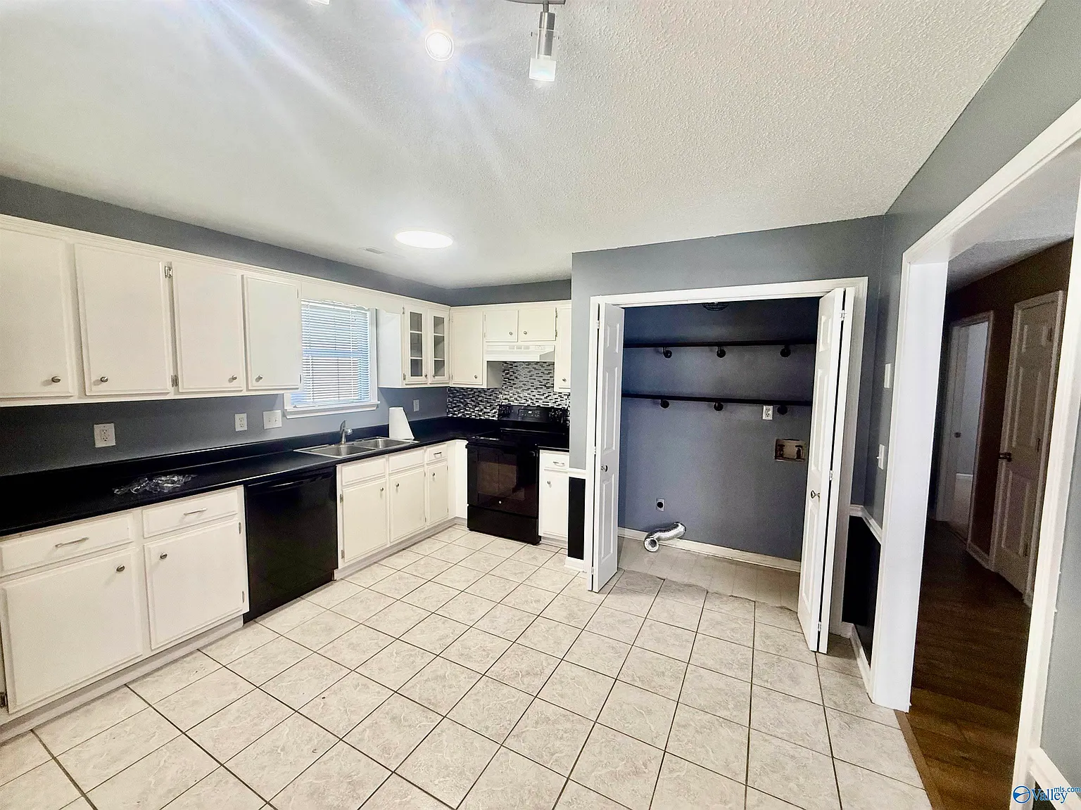 3 bed, 2.0 bath, 1200 sqft, $1,350 — Photo 4