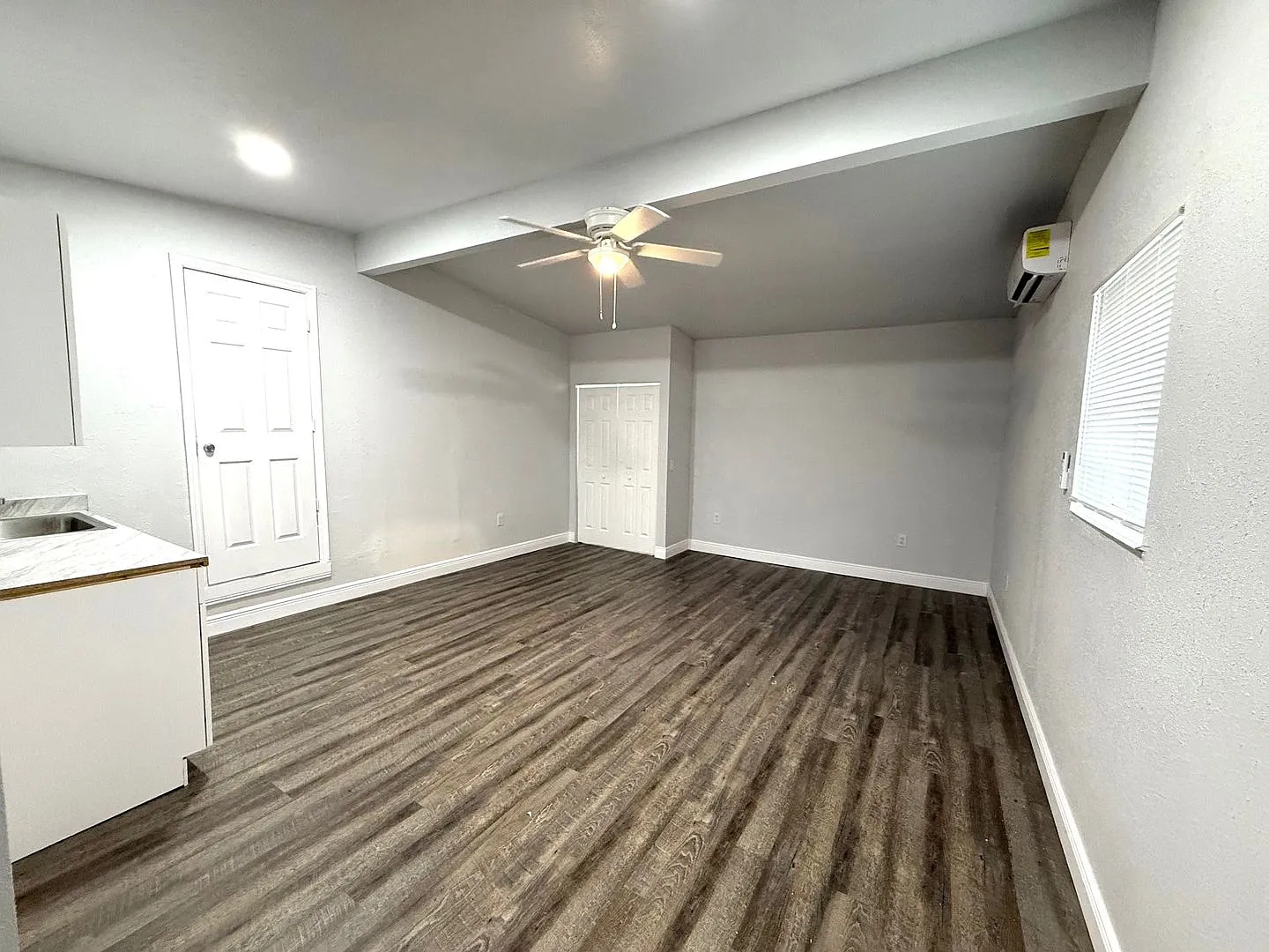 910 25th St E — Photo 2