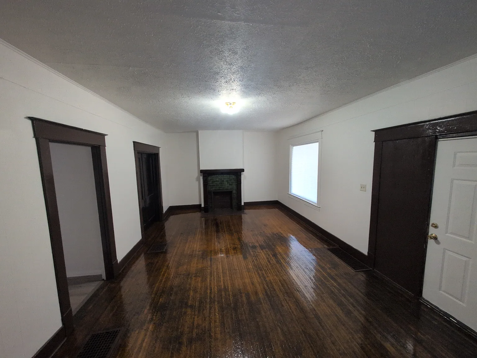 3 bed, 1330 sqft, $1,095 — Photo 2