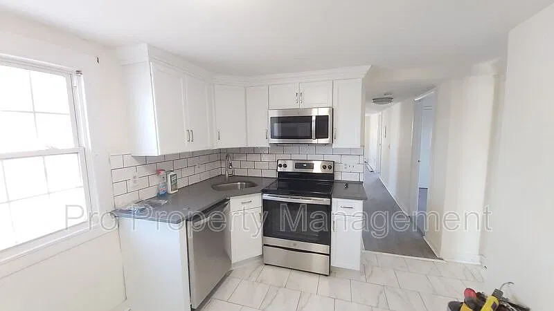 3 bed, 1.0 bath, $1,895 — Photo 2