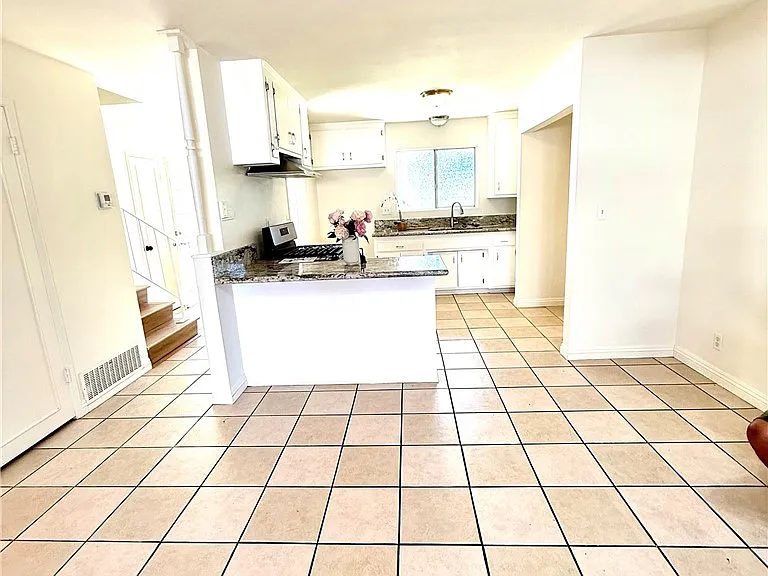 684 E Lee Pl — Photo 12