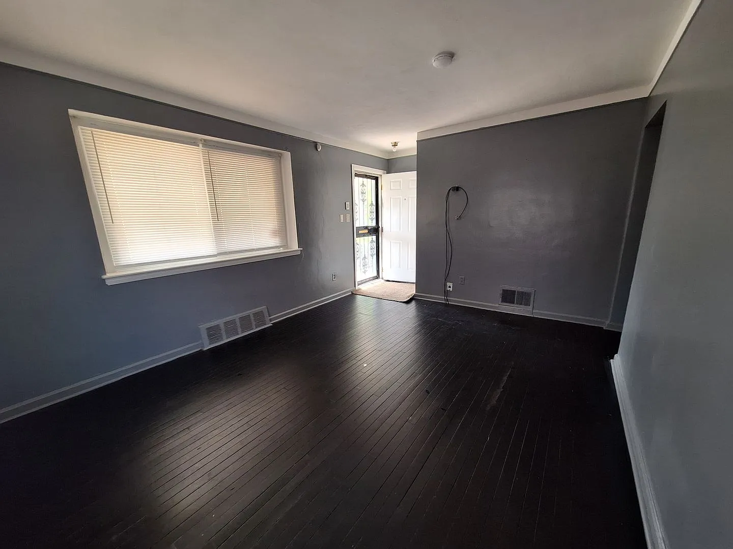 Brick Bungalow with 3 bed and 2 baths — Photo 4
