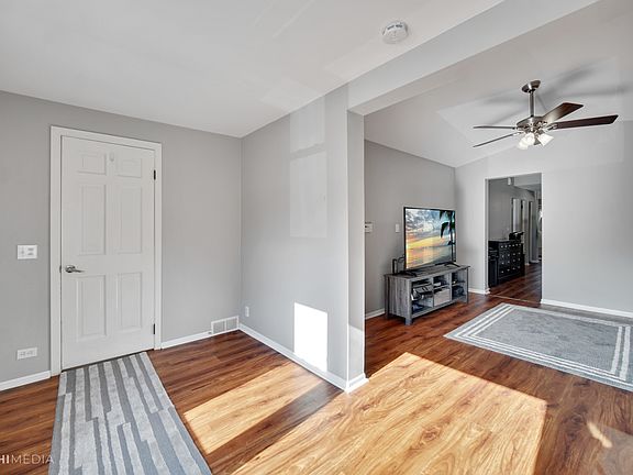 4th image of 1028 Beloit Ave