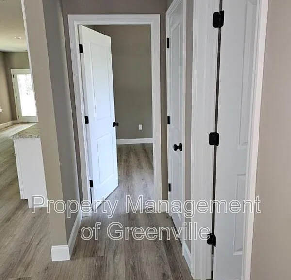 305 Appian Dr — Photo 14