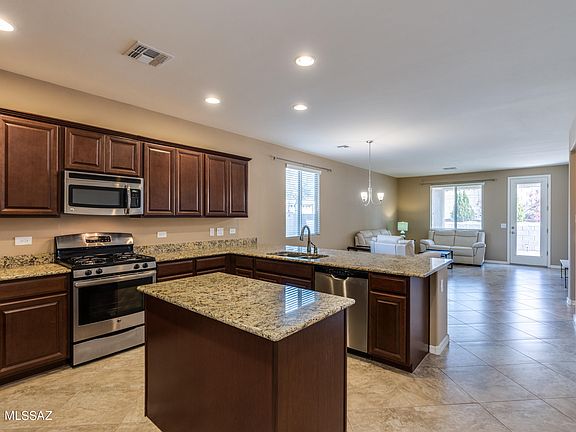 5th image of 1110 W Garden Grove Dr