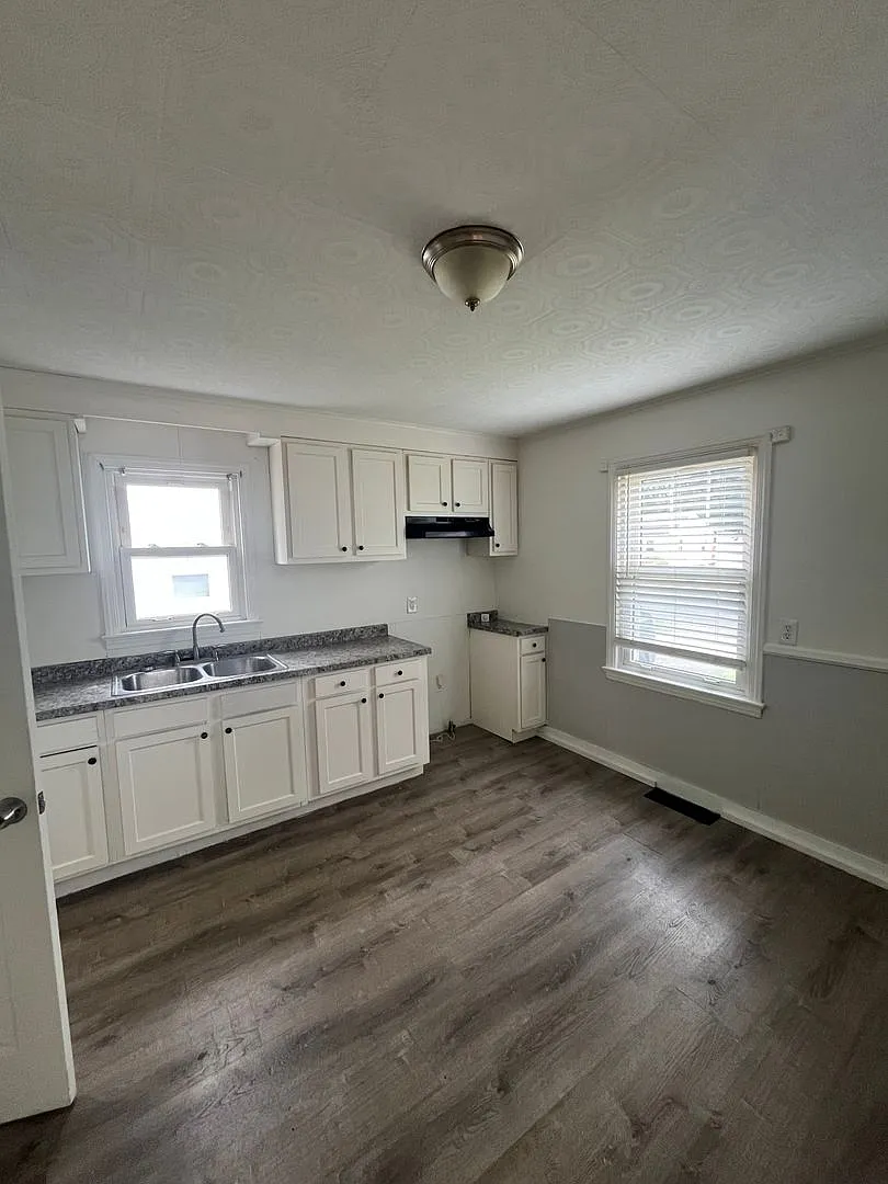 2 Bedroom House - Ready for Immediate Move-in! — Photo 3