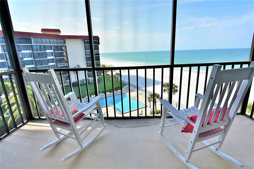 2 bed, 2.0 bath, 1025 sqft, $5,500 — Photo 2