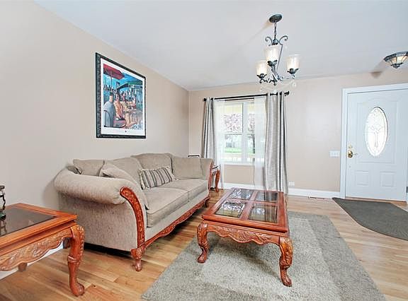 3rd image of 695 Tallgrass Ln
