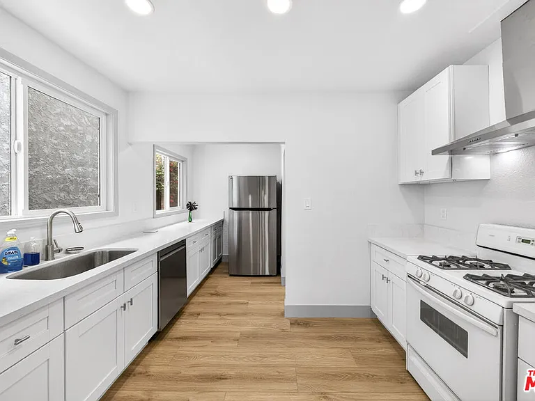 1050 S Hayworth Ave — Photo 5