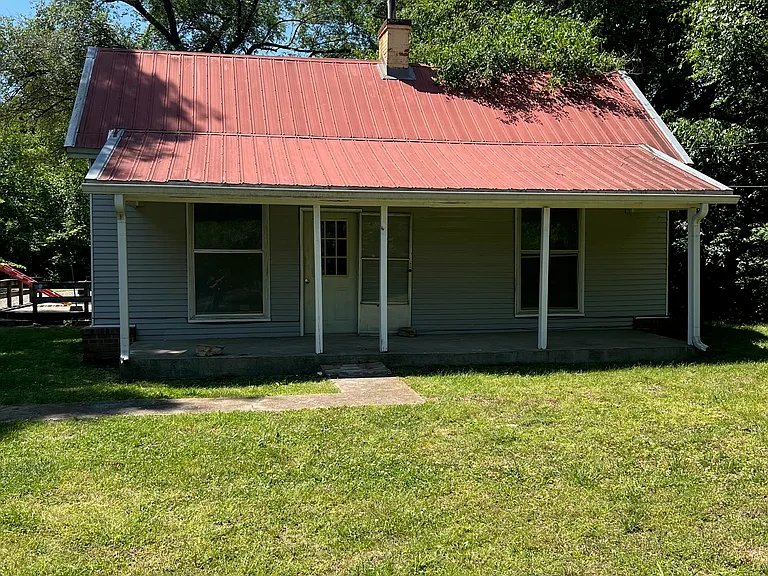 1341 Veterans Pkwy — Photo 1