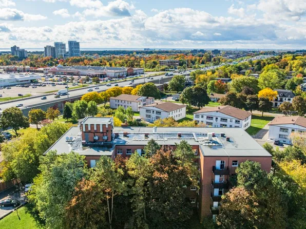 1030 Pearson Dr, Oakville, ON L6H 2A8