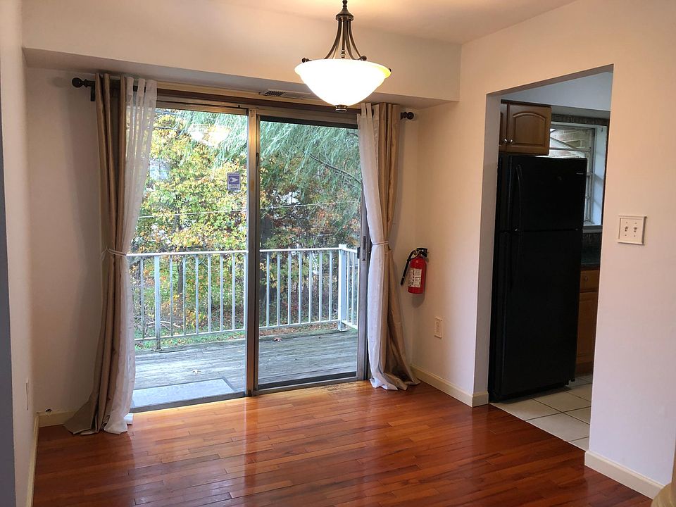 2nd image of 16 Garden View Ter #16