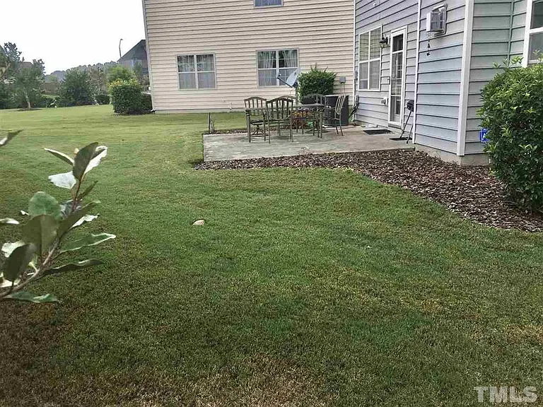 Flat Spacious Backyard