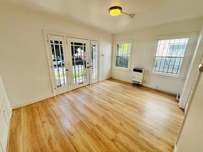 932 S Berendo St — Photo 3