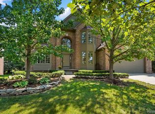 1355 Tulberry Cir, Rochester, MI 48306