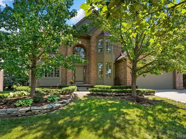 1355 Tulberry Cir, Rochester, MI 48306