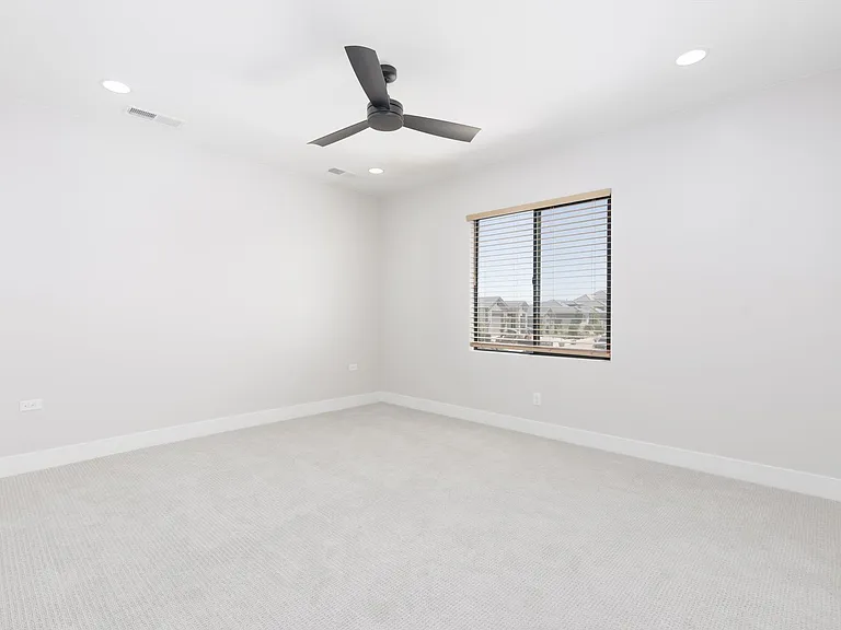 1621 W Approach Ln — Photo 35