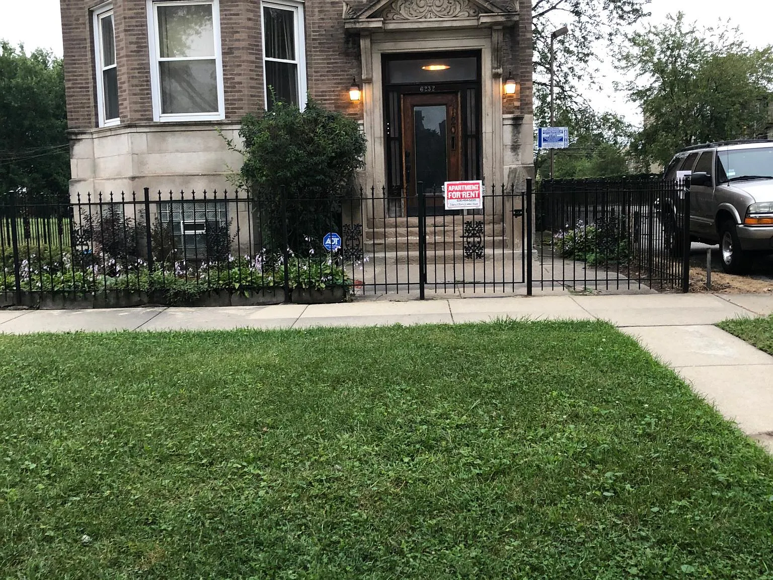 3 bed, 1600 sqft, $4,200 — Photo 2