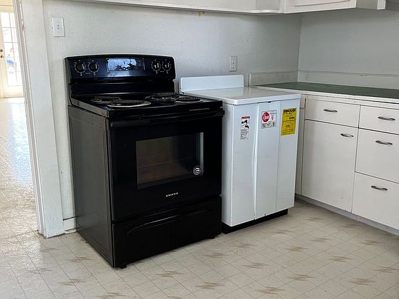 5th image of 220 S Avenue J