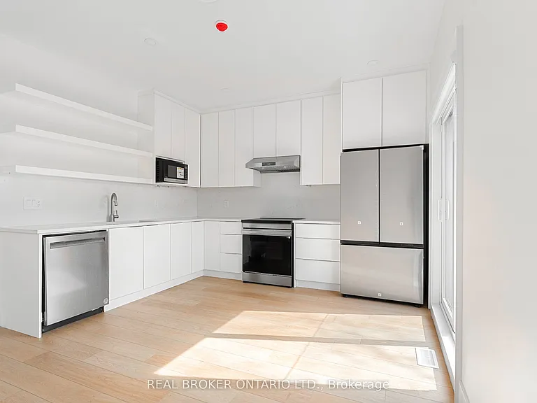 21 Farnham Ave #LANEWAY — Photo 8