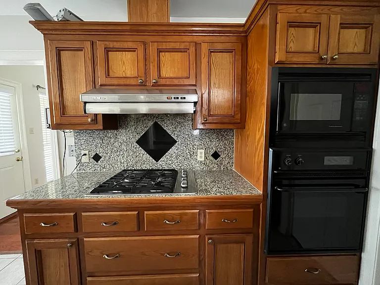 Kitchen (view 2)