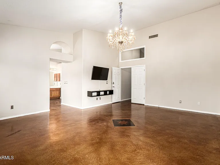 4704 E Hearn Rd — Photo 20