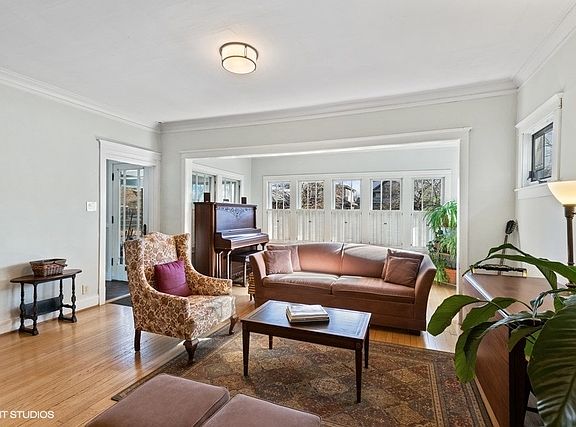 3rd image of 729 Hayes Ave