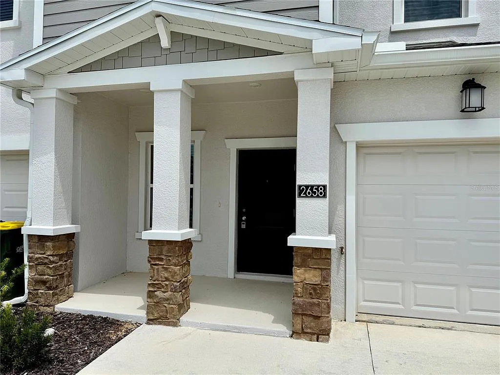 3 bed, 2.5 bath, 1834 sqft, $2,500 — Photo 2